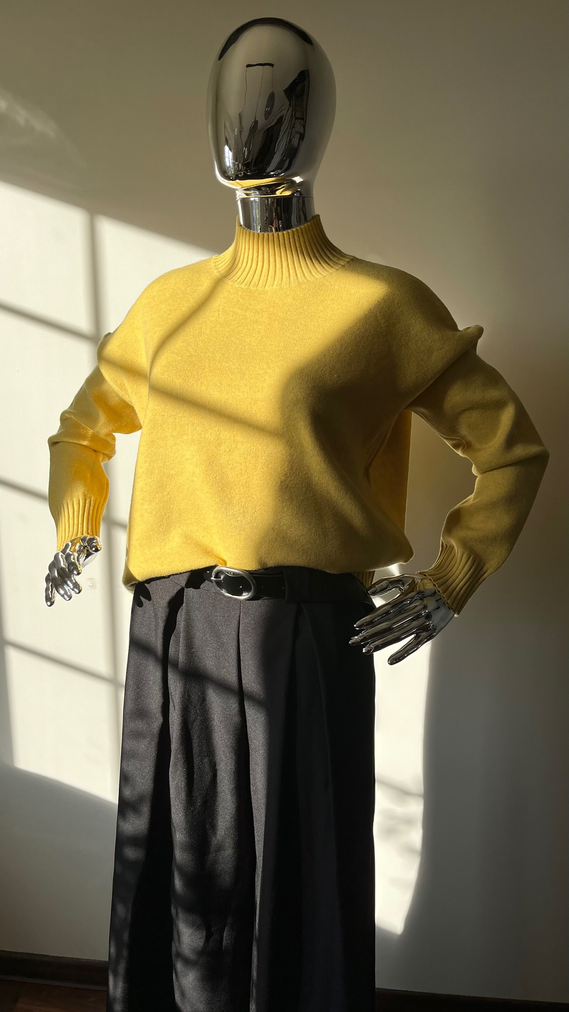 Żółty sweter damski