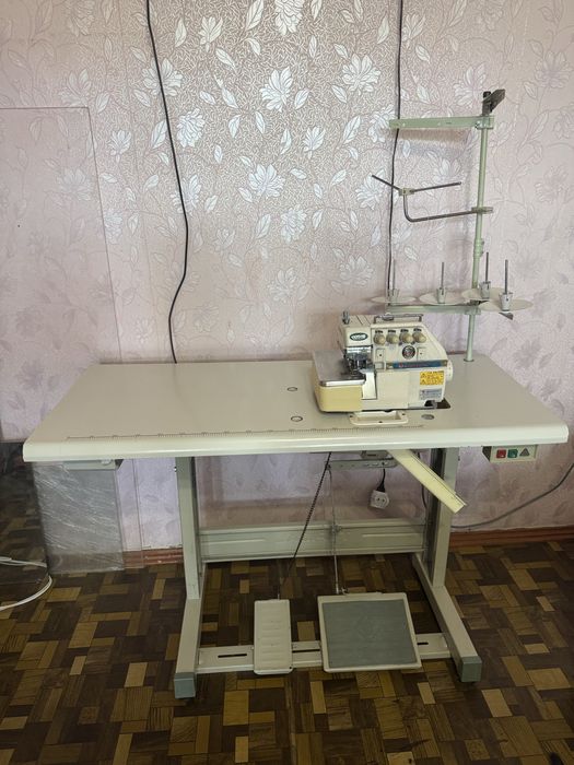 Четырехниточный оверлок Shunfa SF 747