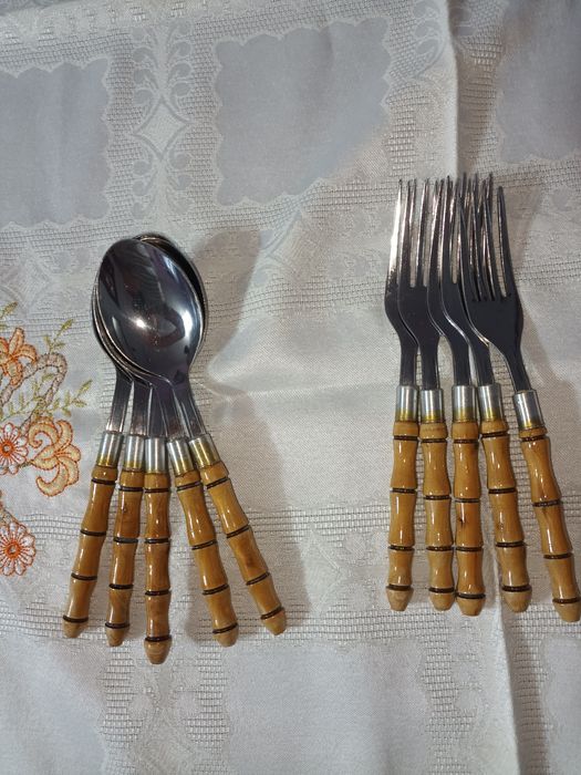 Talheres em aço inox com cabo em madeira