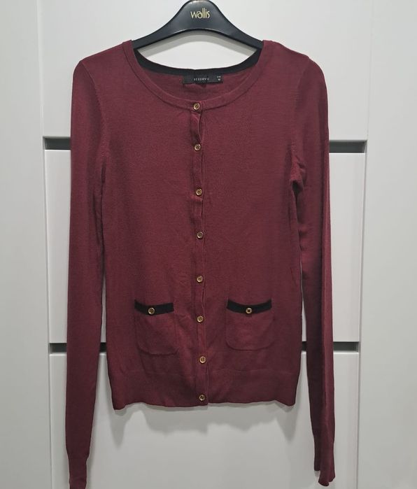 Bordowy sweter ze złotymi guziczkami Reserved