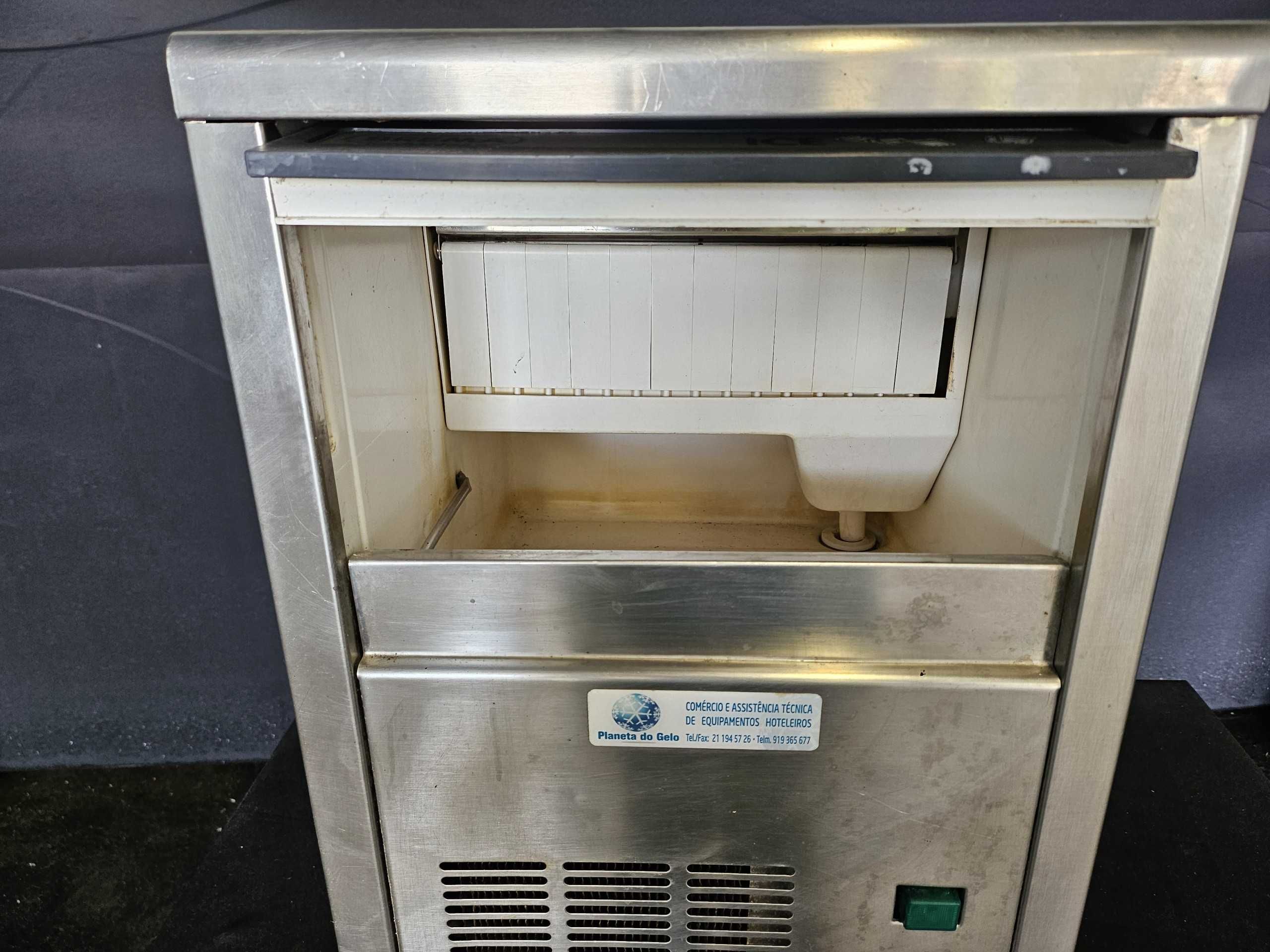 Máquina de gelo em cubos