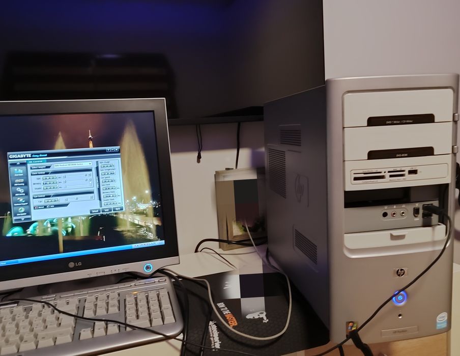 PC com monitor hp mais material diverso.