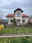 Будинок з гаражем та ділянкою