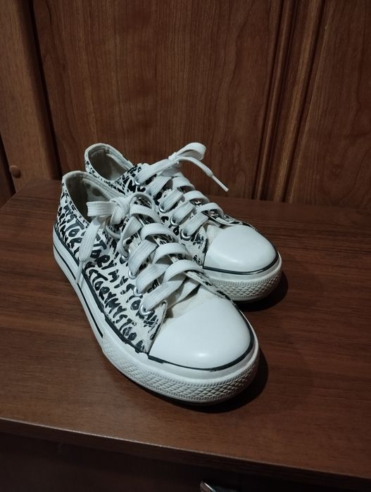 Кеди, мокасини для дівчинки