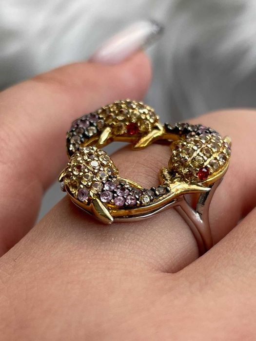 Кольцо из серебра 925 пробы с двухцветным сапфиром , размер 18