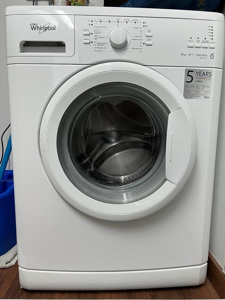 Máquina de lavar roupa Whirlpool 7 kg usada poucas vezes