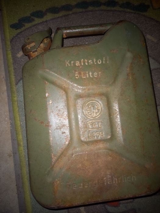 Kanister na paliwo niemiecki