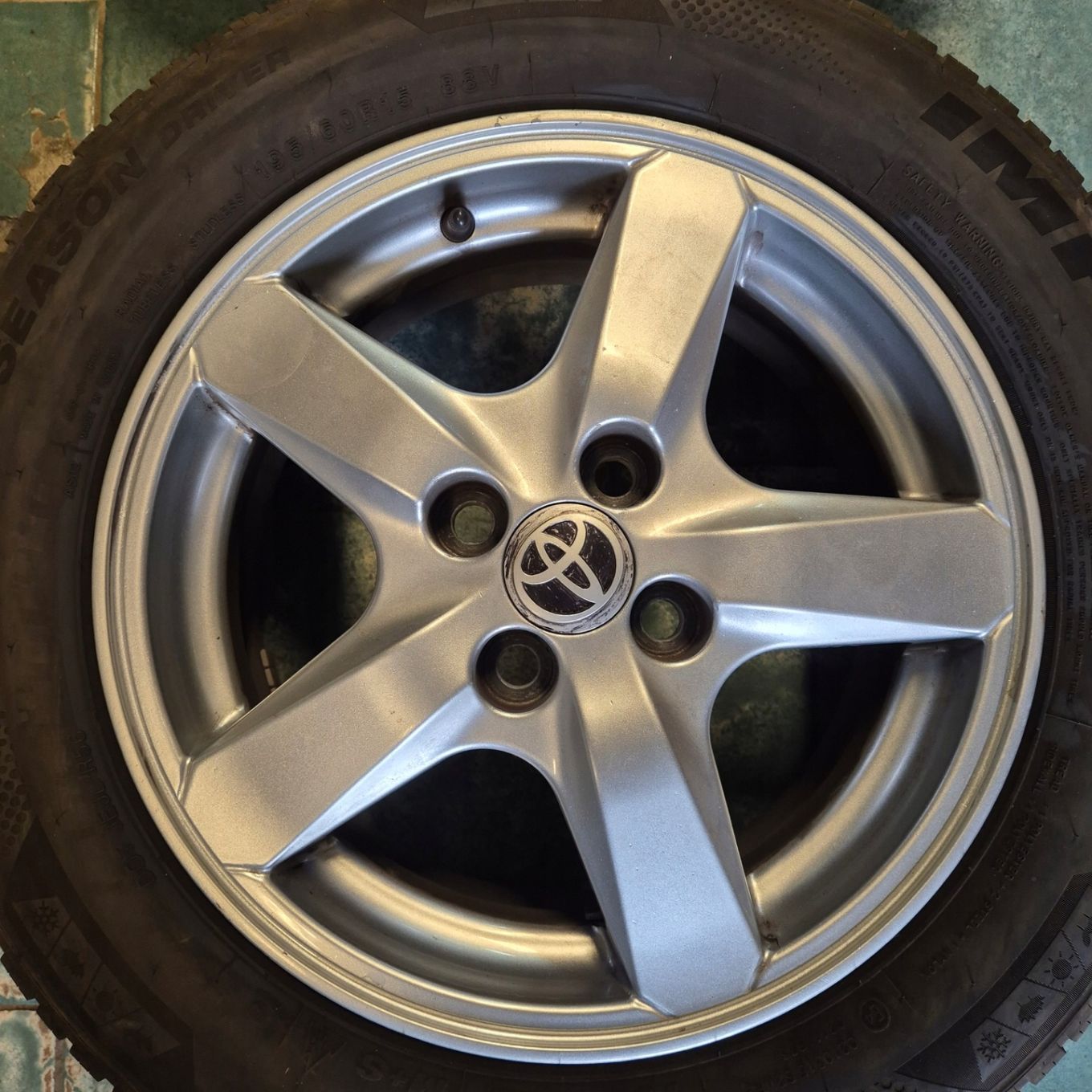 CAŁOROCZNE KOŁA 15 ORYGINAŁ TOYOTA YARIS i20 SWIFT RIO 195/60 R15