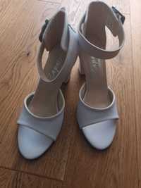 letnie białe buty marki Zapato ręcznie szyte