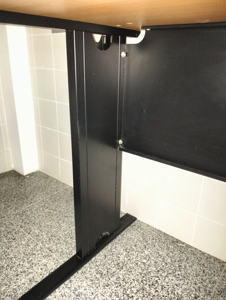 Secretária com gavetas
