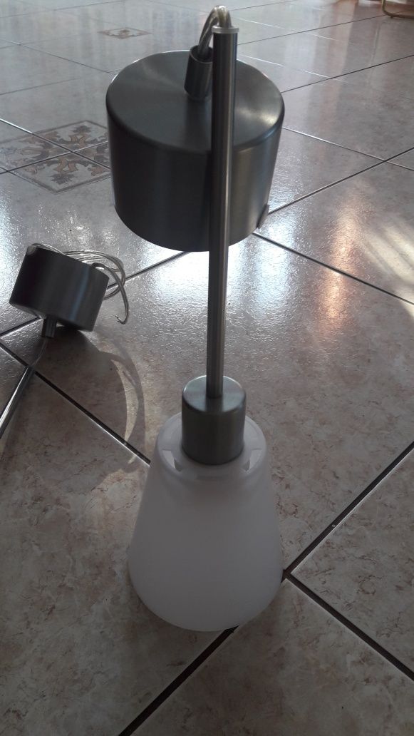 Biała lampa pokojowa