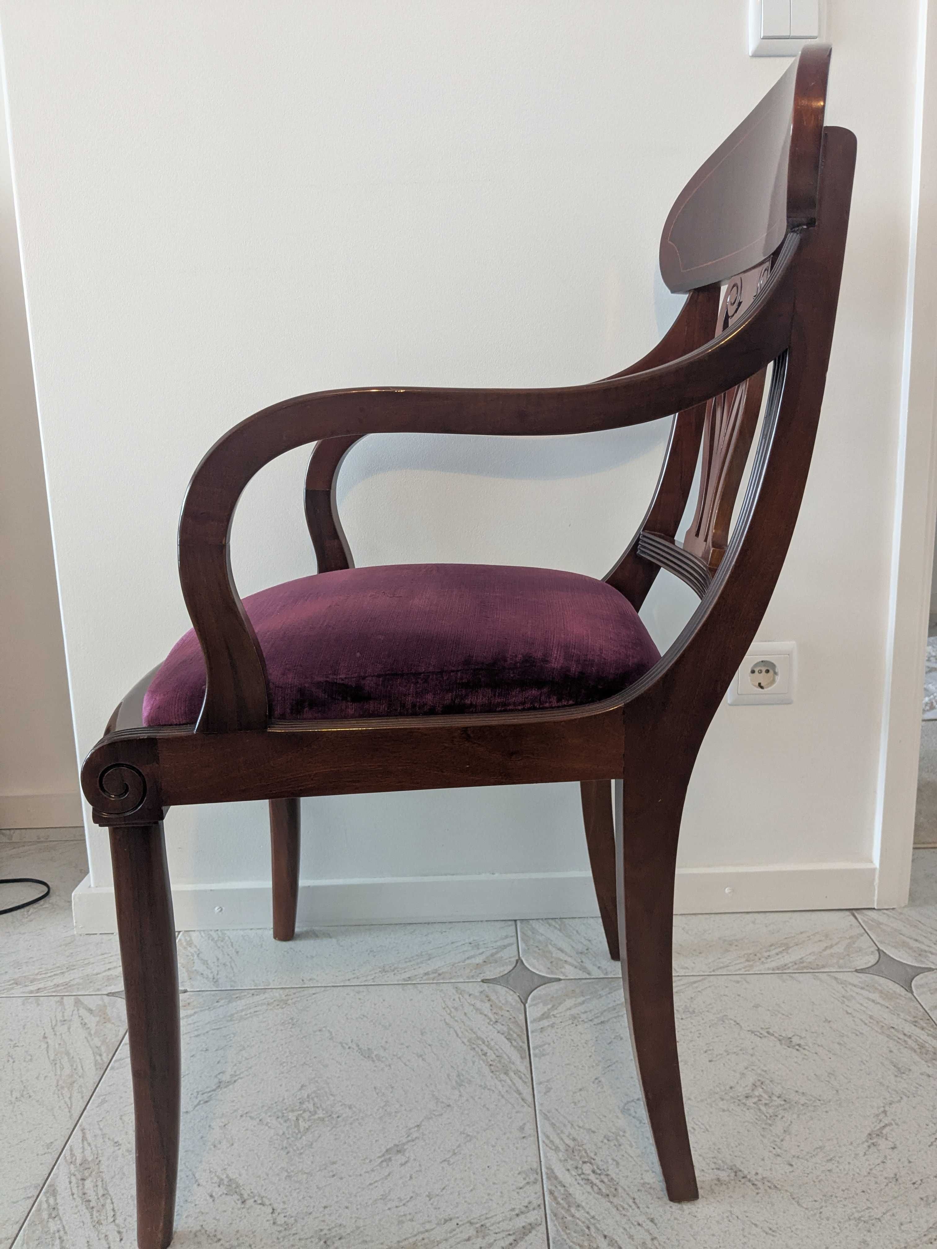Conjunto de mesa e 8 cadeiras em madeira de cerejeira, estilo clássico