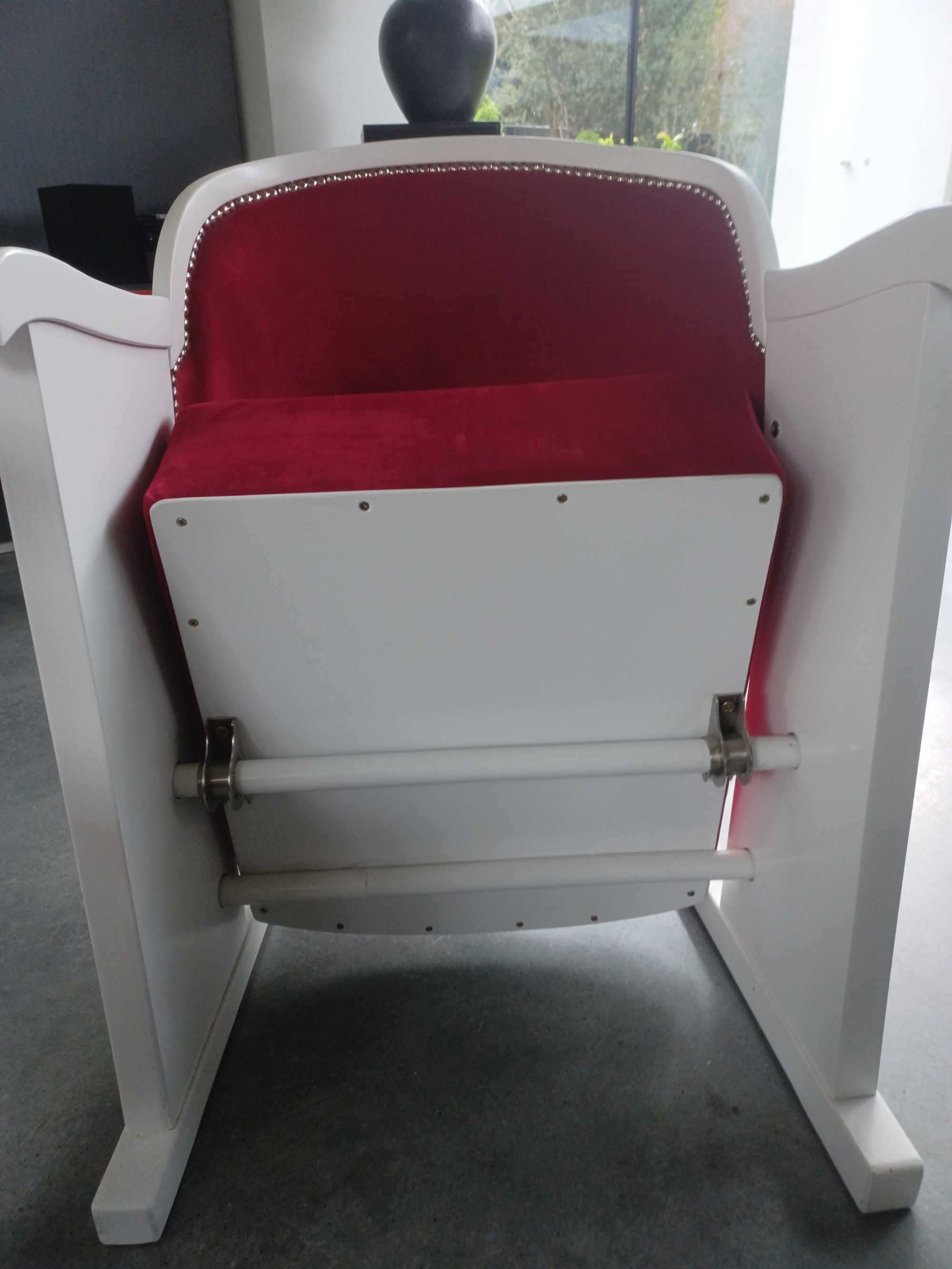 Fotel kinowy biały z burgundowym obiciem