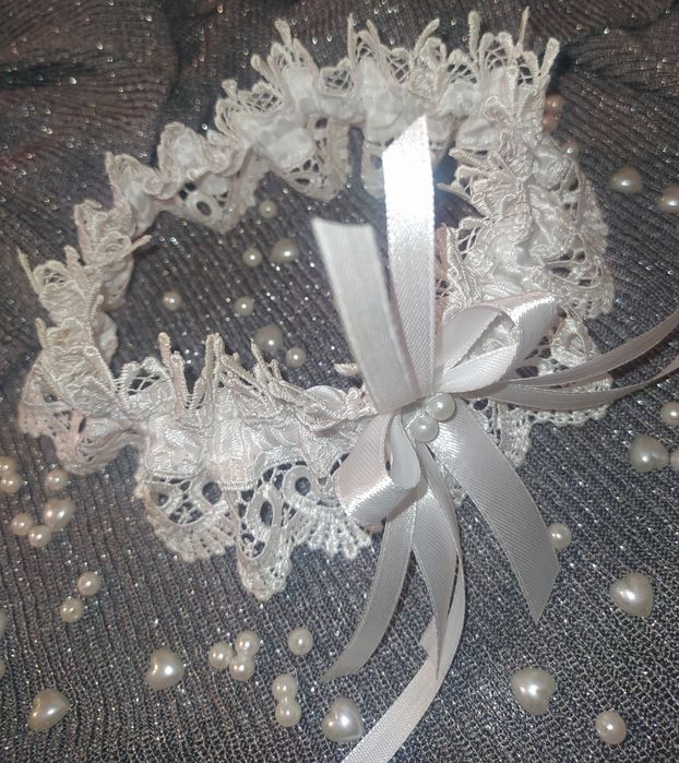 Весільна підв'язка нареченої на ніжку