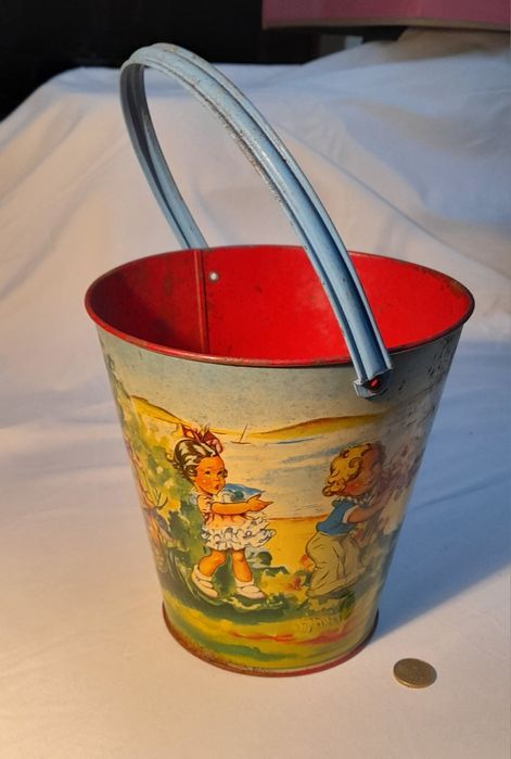 Balde de brincar em lata pintado , anos 40(?)