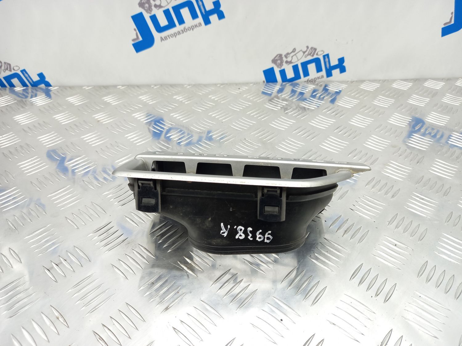 Решетка в крыло правая LR020785 для Land Rover Discovery 4 L319 2009-2