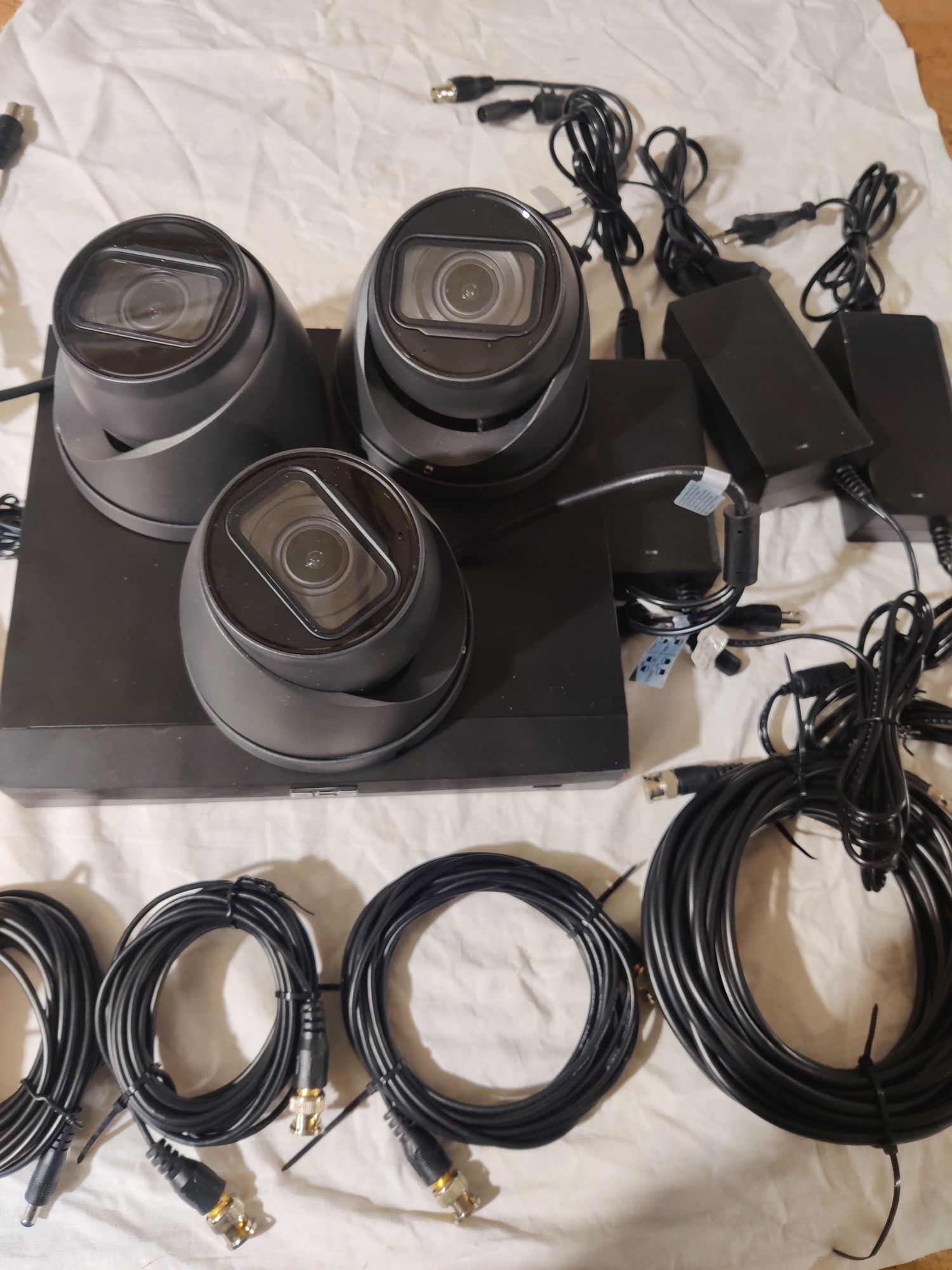 Zestaw monitoringu BCS – Rejestrator 4+4 kanały + 3 kamery 5MPX + akce
