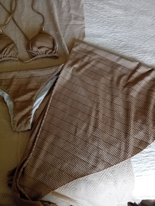 Bikini con saida de praia