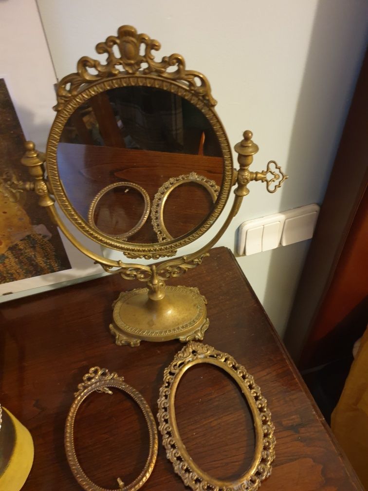 Espelho antigo oval, em bronze