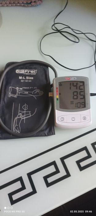 Автономний тонометр працює від розетки та на батарейках