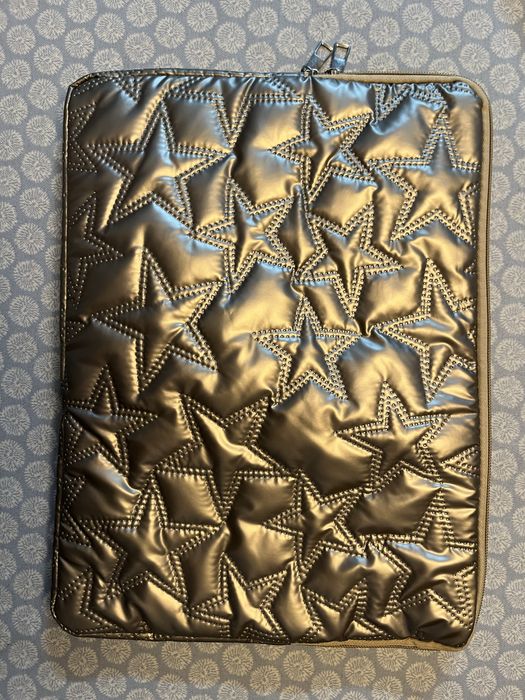 Capa de laptot dourada com padrão de estrelas