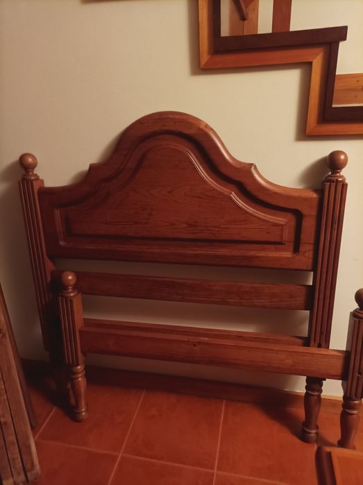 Cama dsolteiro restaurada em madeira   castanho com estrado e colchão