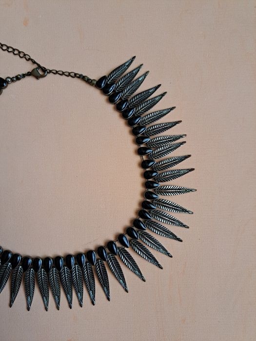 Colar Elegante com Detalhes Folheados e Contas Pretas