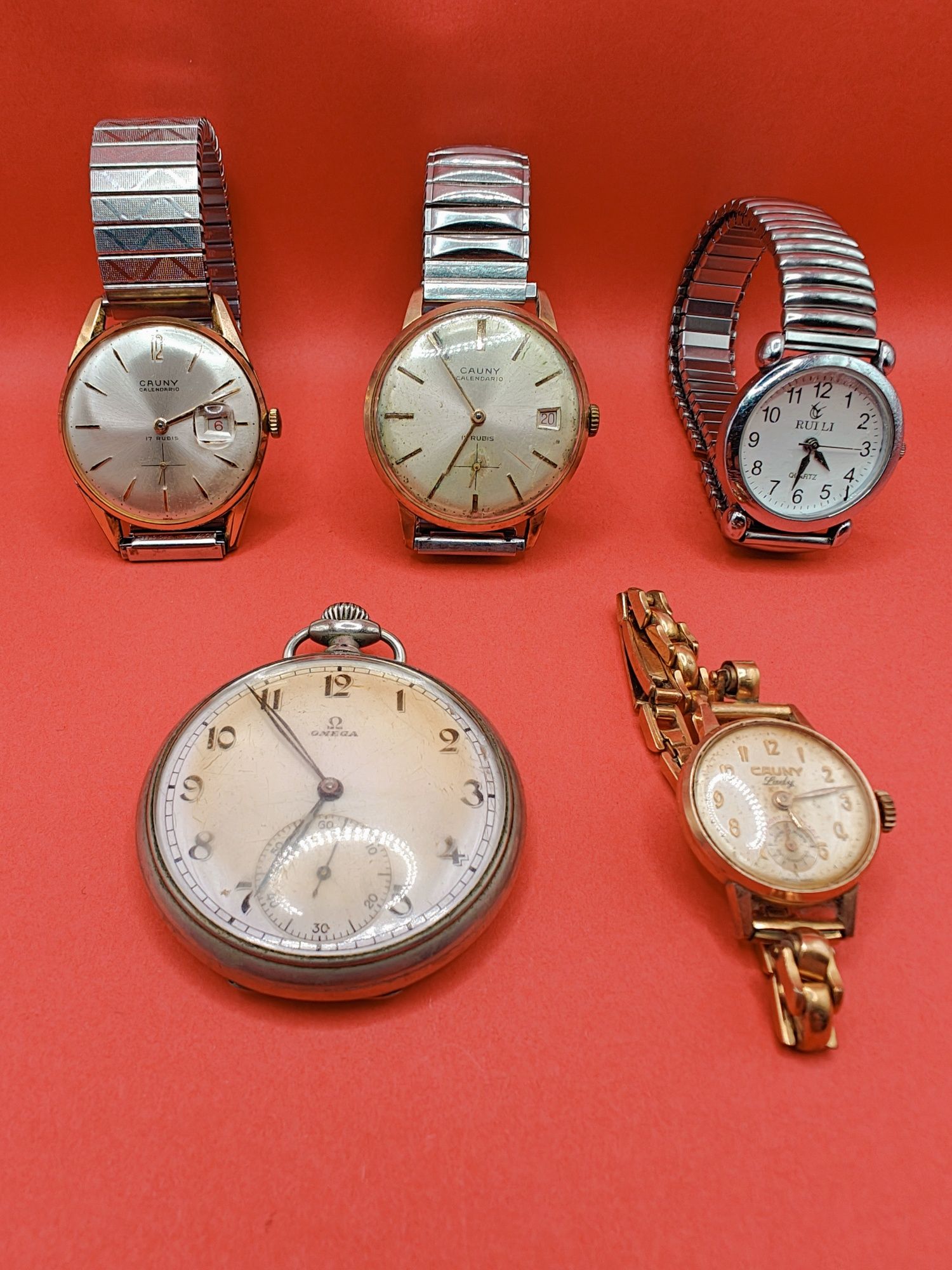 Vários relógios de pulso antigos