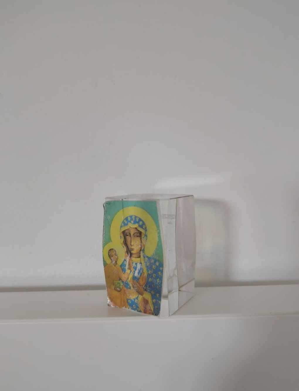 Szklana przezroczysta figura przestrzenna Maryja z Jezusem religijna