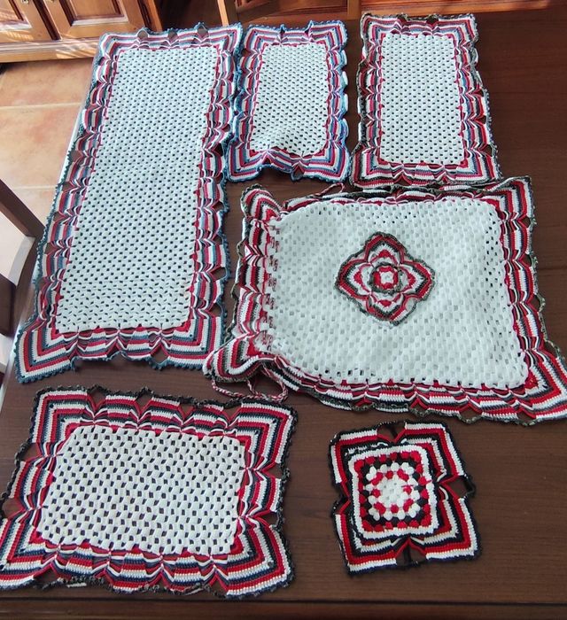 Conjunto de naperons e crochê