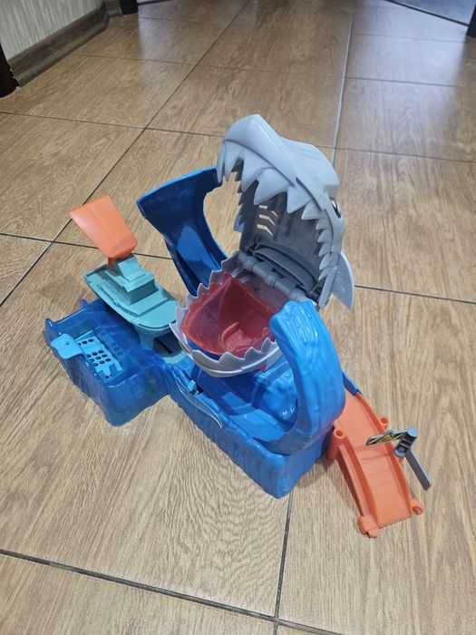 Игровой набор Хот Вилс Голодная Акула-робот Hot Wheels.