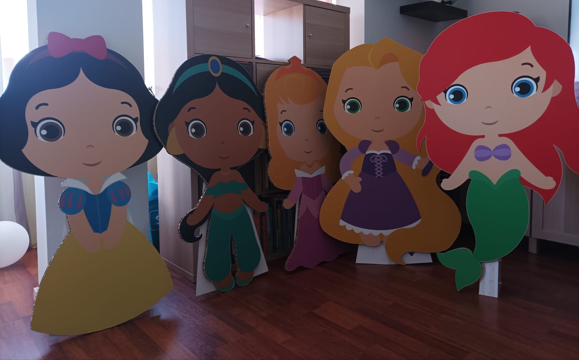 Princesas Disney em cartão com suporte.