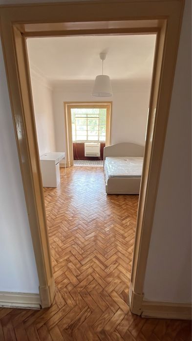 Alugo quarto à av. Roma com boa exposição solar