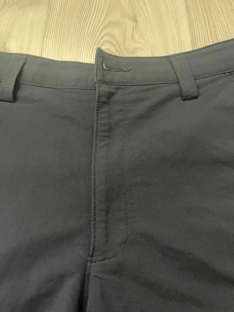 Spodenki golfowe eleganckie Under Armour. Grafitowe. Rozm. 32