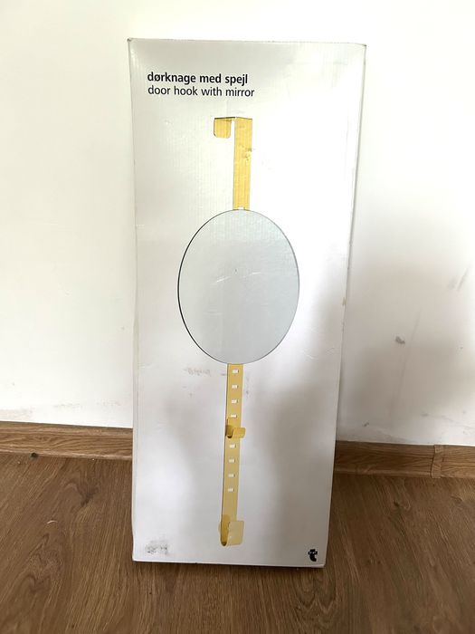 Złoty wieszak na drzwi z lustrem Flying Tiger praktyczny dekoracyjny