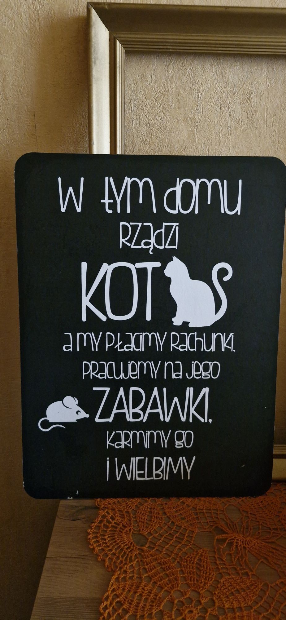 W tym domu rządzi kot Dekoracja z napisem obraz z napisem na płycie