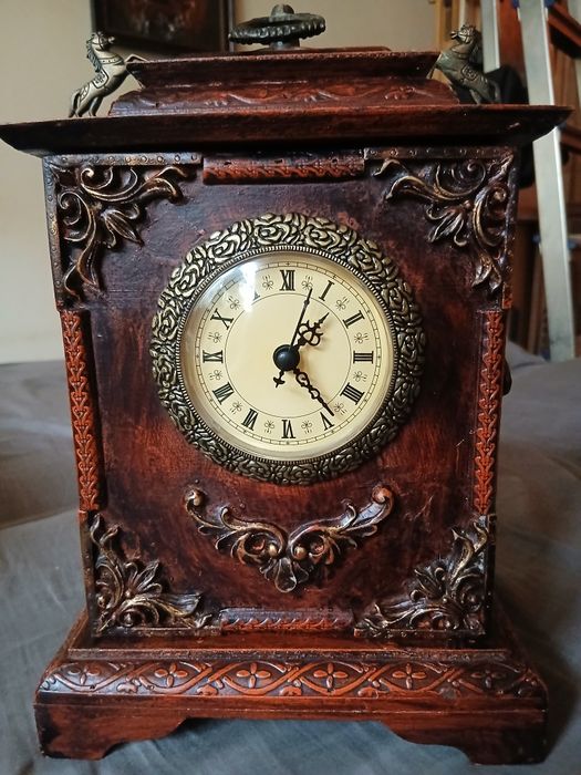 Antyczny zegar z drewna