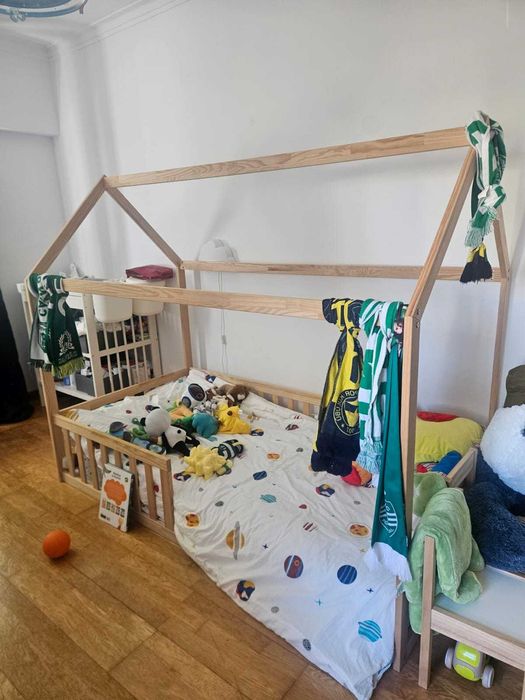 Cama de criança com dossel