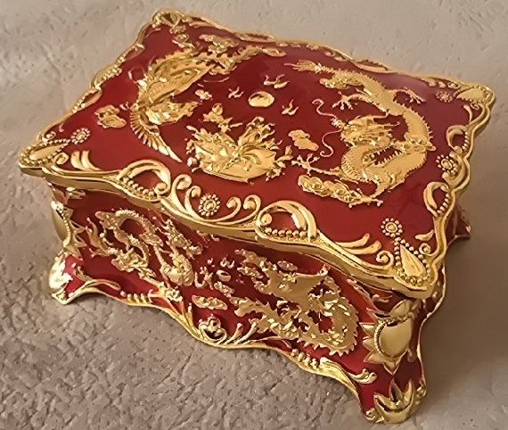 Szkatułka metalowa emaliowana złocona w stylu Faberge St.Petersburg.