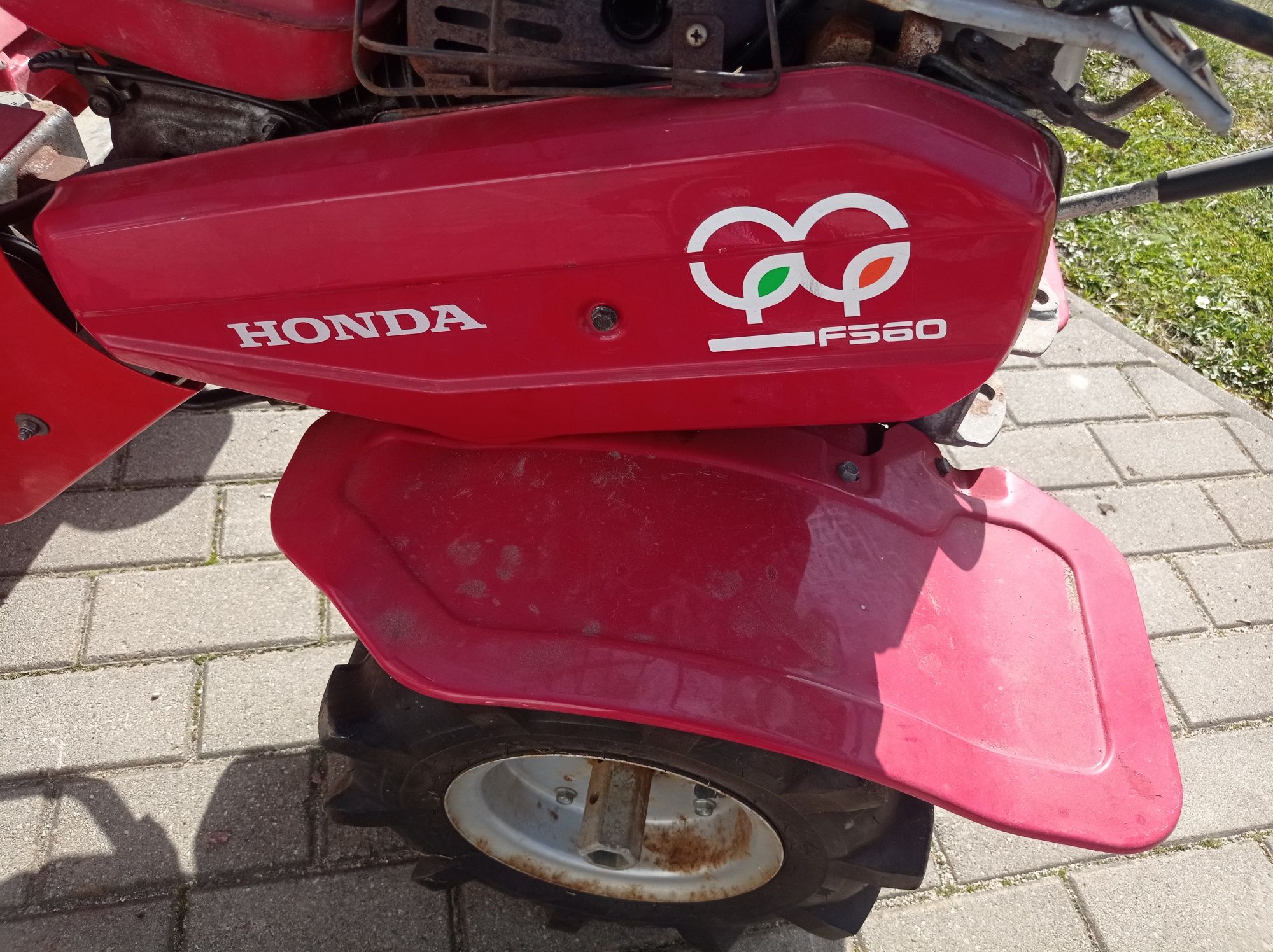 Ciągnik jednoosiowy zamiatarka Honda f560