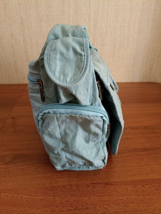 Сумка наплечная из влагостойкой ткани.