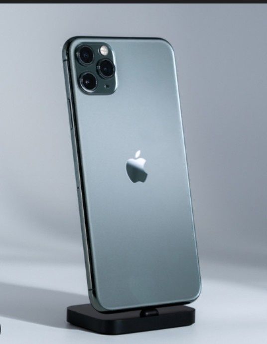 Айфон 11про стан супер але є тріщина на екрані.