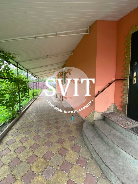 Продам заміський будинок з великим фермерським господарством