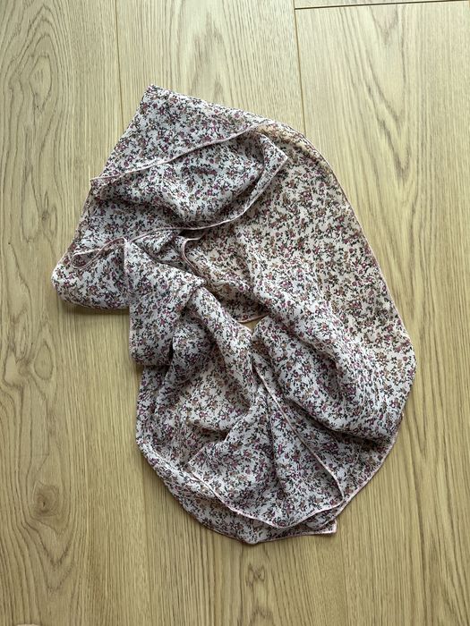 Delikatna chustka w kwiatki