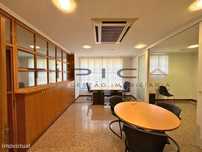 Espaço comercial para arrendamento junto metro em Telheiras!