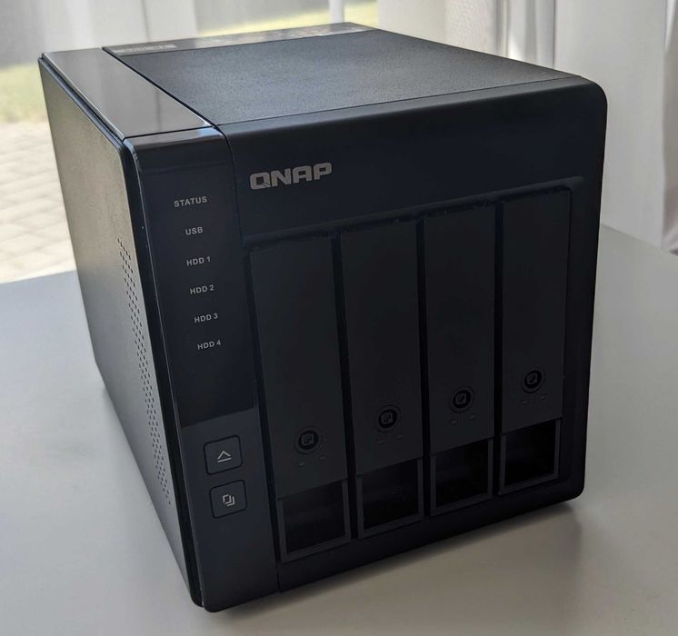 QNAP TR-004 obudowa na dyski + Dyski 4 x HGST Ultrastar 7K6000 6 TB
