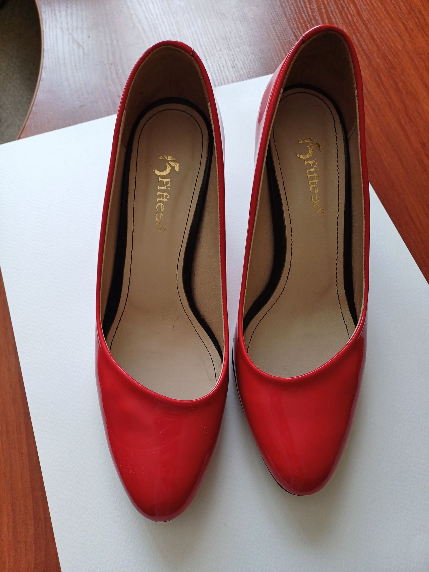 Шкіряні туфлі-човники червоного кольору, лаковані