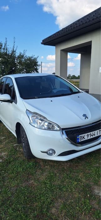 Peugeot 208  хороший стан