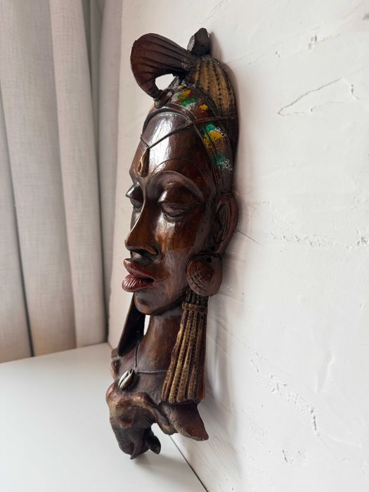 Dopracowana w szczegółach, zachwycająca maska afrykańska.