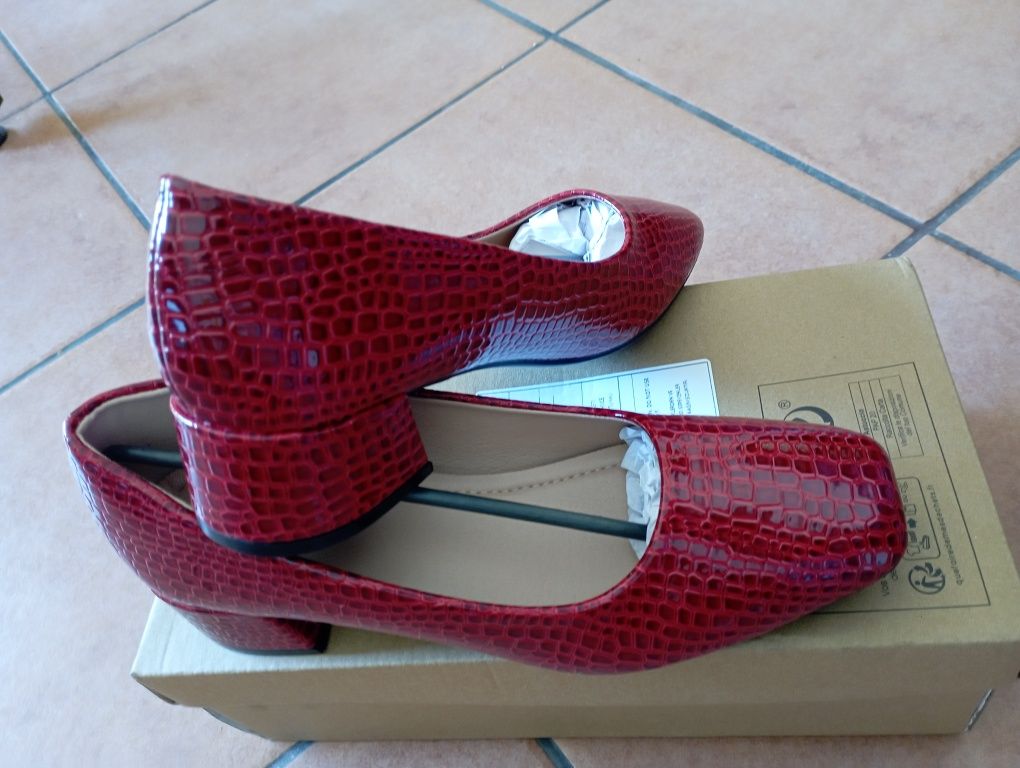Sapatos vermelhos novos, ainda na caixa